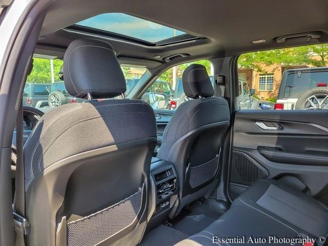 Photo of 2025 Bright White Clearcoat Jeep Grand Cherokee