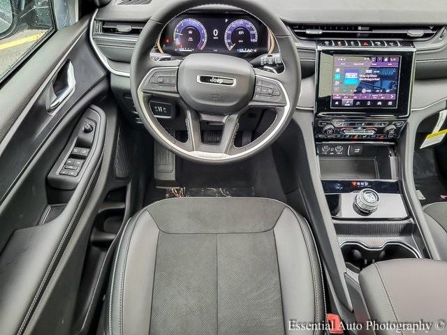 Photo of 2025 Metallic Jeep Grand Cherokee