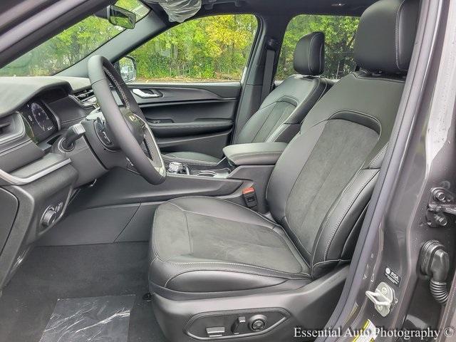Photo of 2025 Metallic Jeep Grand Cherokee