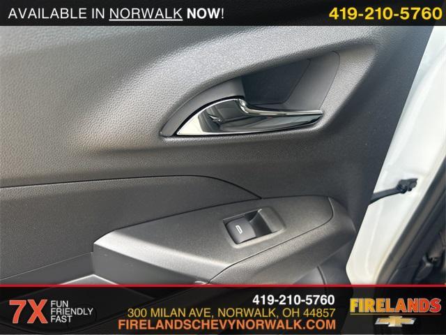 Photo of 2025 Summit White Chevrolet Trax