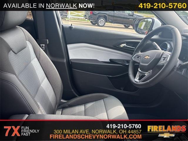 Photo of 2025 Summit White Chevrolet Trax