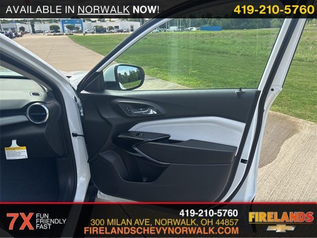 Photo of 2025 Summit White Chevrolet Trax