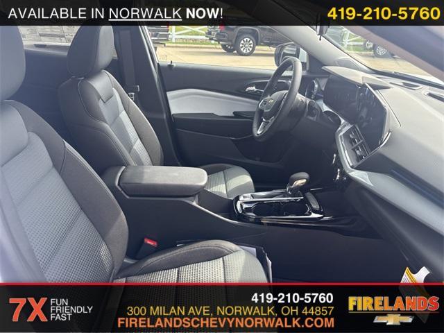 Photo of 2025 Summit White Chevrolet Trax