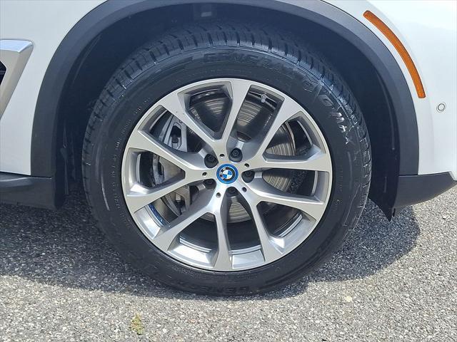 Photo of 2025 White BMW X5 PHEV