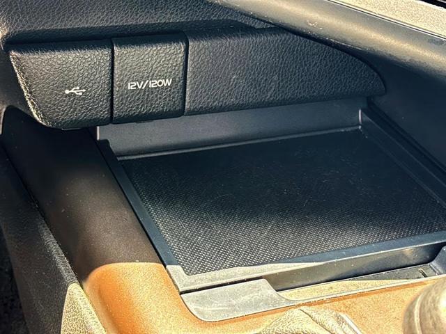Photo of 2022 White Toyota Camry Hybrid