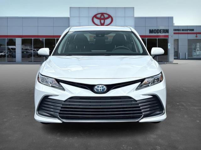 Photo of 2022 White Toyota Camry Hybrid