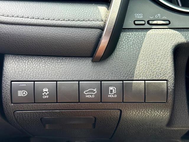 Photo of 2022 White Toyota Camry Hybrid