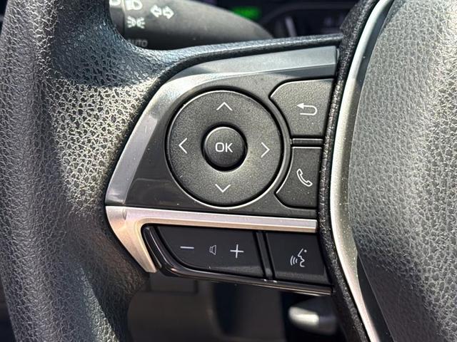 Photo of 2022 White Toyota Camry Hybrid