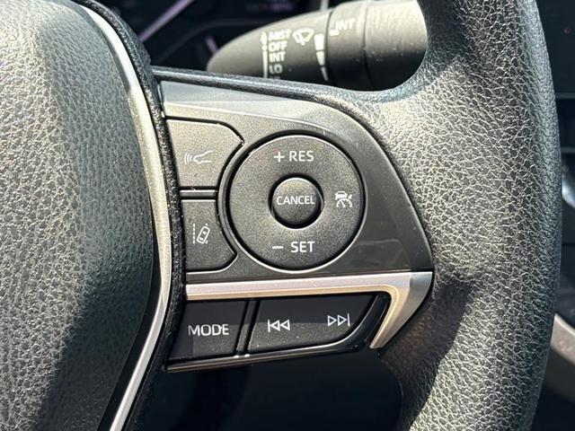 Photo of 2022 White Toyota Camry Hybrid