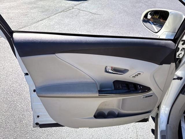 Photo of 2013 White Toyota Venza