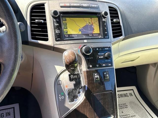 Photo of 2013 White Toyota Venza