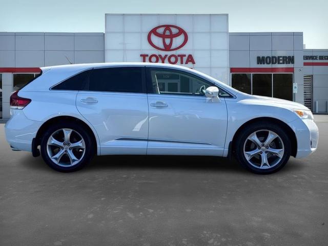 Photo of 2013 White Toyota Venza