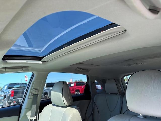 Photo of 2013 White Toyota Venza
