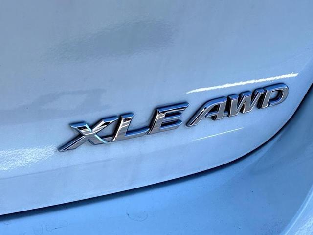 Photo of 2013 White Toyota Venza