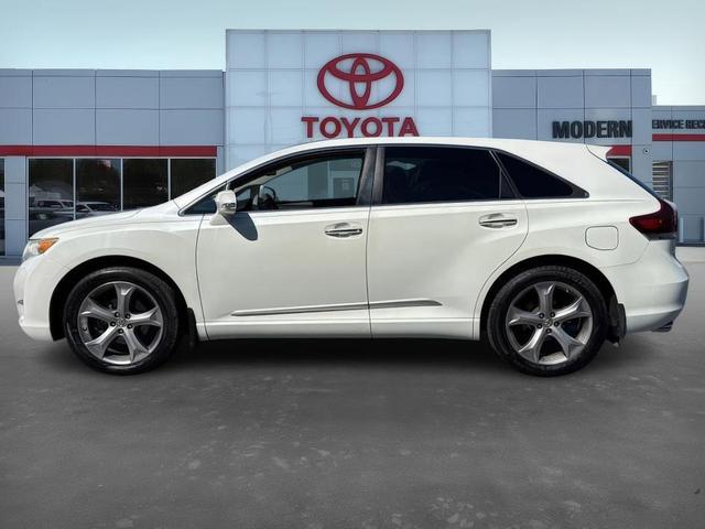 Photo of 2013 White Toyota Venza