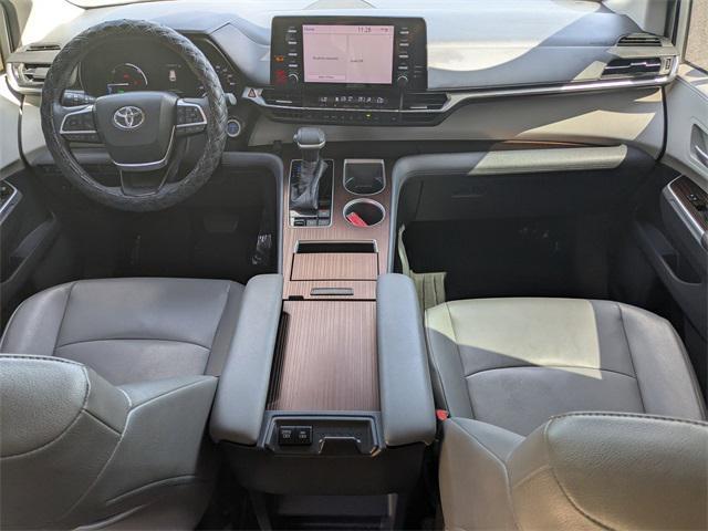 Photo of 2022 Celestial Silver Metallic Toyota Sienna