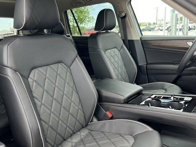 Photo of 2025 Silver Mist Metallic Volkswagen Atlas