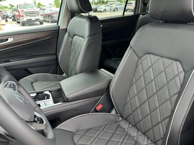 Photo of 2025 Silver Mist Metallic Volkswagen Atlas