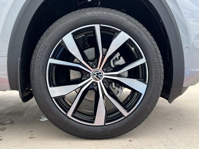 Photo of 2025 Silver Mist Metallic Volkswagen Atlas