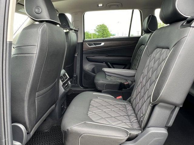Photo of 2025 Silver Mist Metallic Volkswagen Atlas