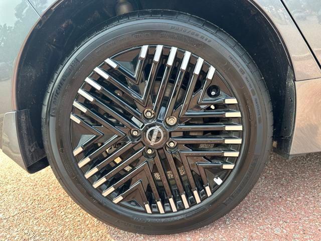 Photo of 2025 Gun Metallic Nissan Leaf