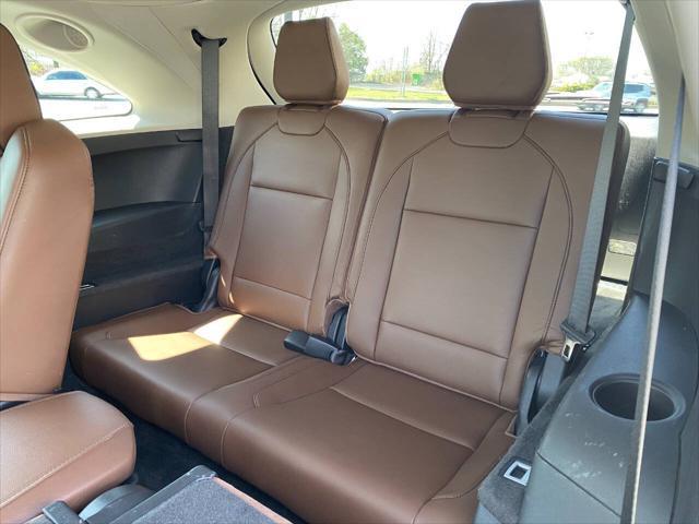 Photo of 2017 White Acura MDX