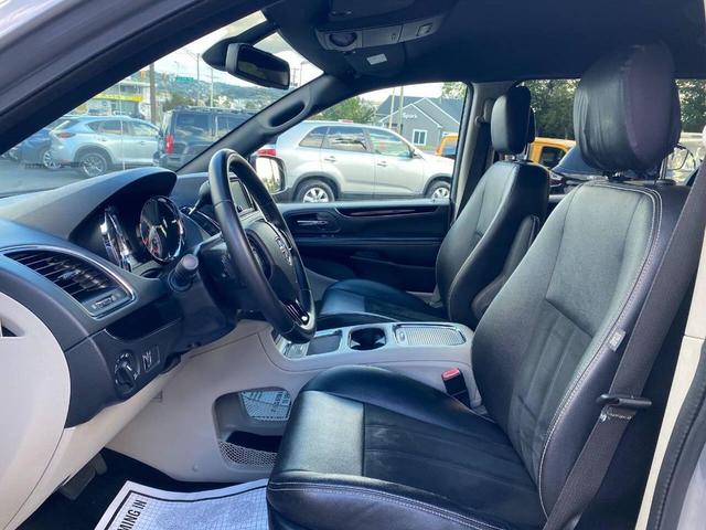 Photo of 2019 Gray Dodge Grand Caravan