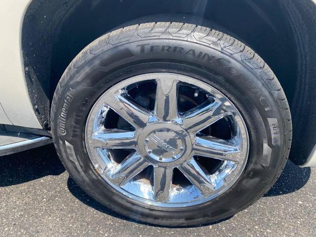 Photo of 2014 Off White GMC Yukon XL