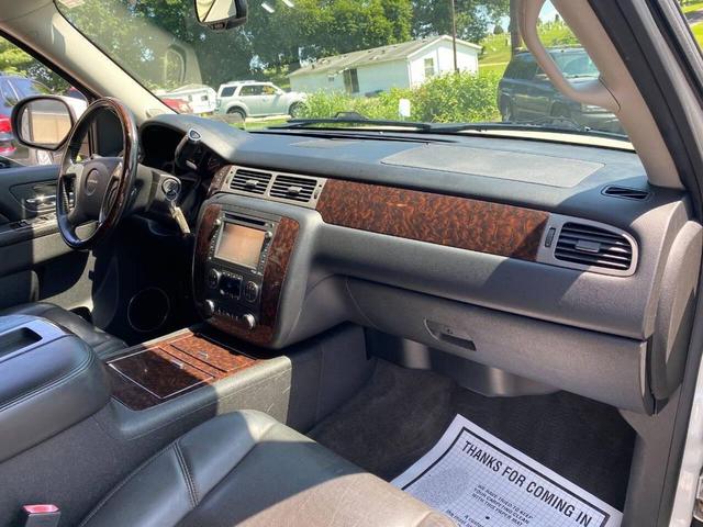 Photo of 2014 Off White GMC Yukon XL