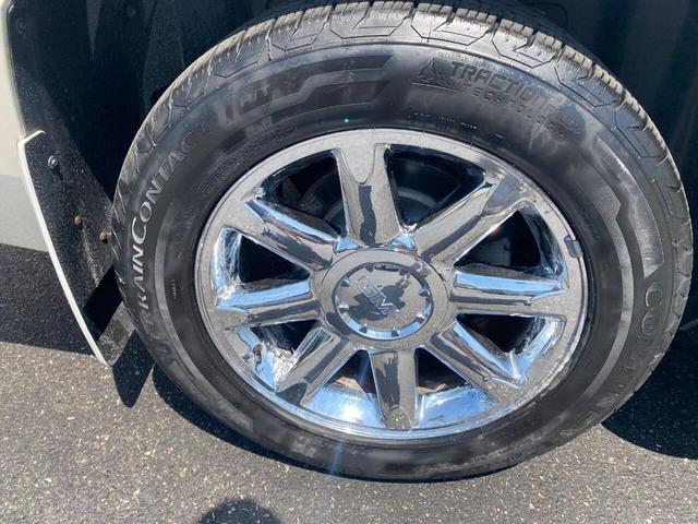 Photo of 2014 Off White GMC Yukon XL
