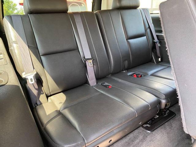 Photo of 2014 Off White GMC Yukon XL