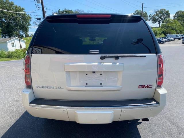 Photo of 2014 Off White GMC Yukon XL