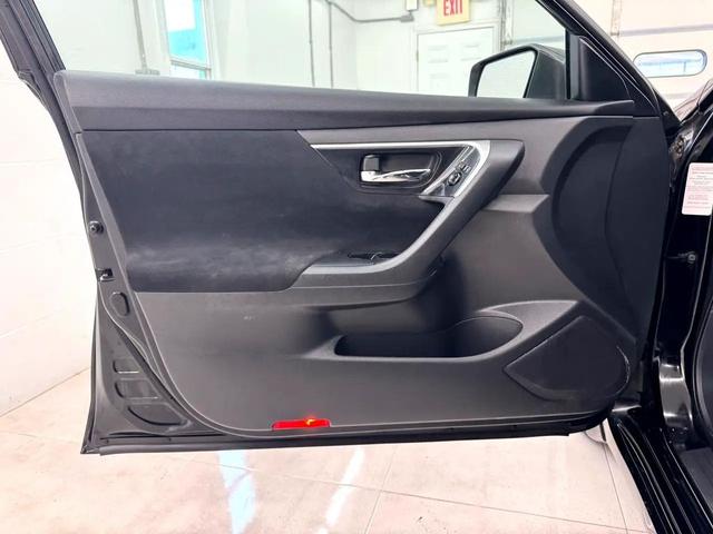 Photo of 2014 Super Black Nissan Altima