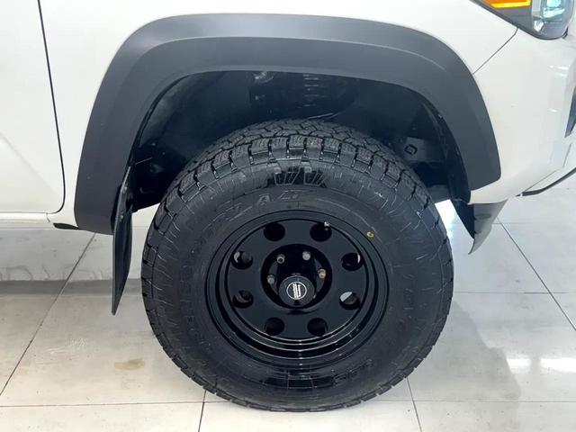 Photo of 2022 White Toyota Tacoma