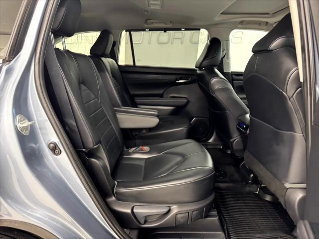 Photo of 2020 Light Blue Toyota Highlander