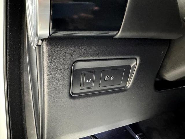 Photo of 2021 White Land Rover Range Rover Sport