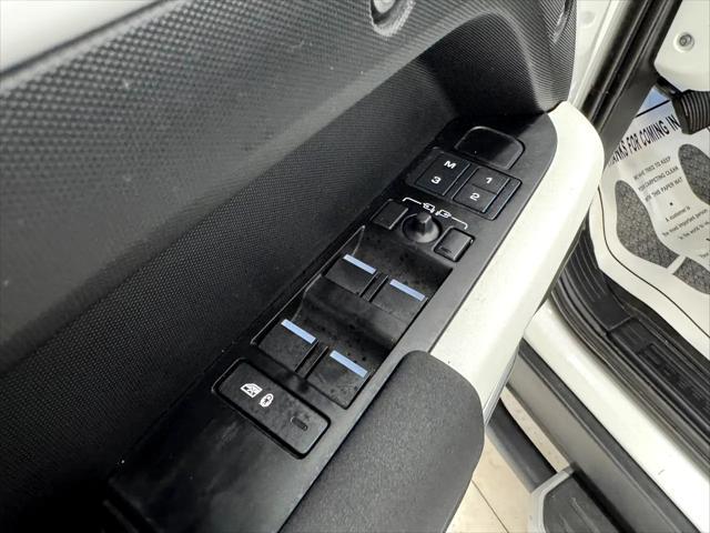 Photo of 2023 White Land Rover Defender