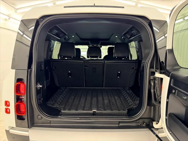Photo of 2023 White Land Rover Defender