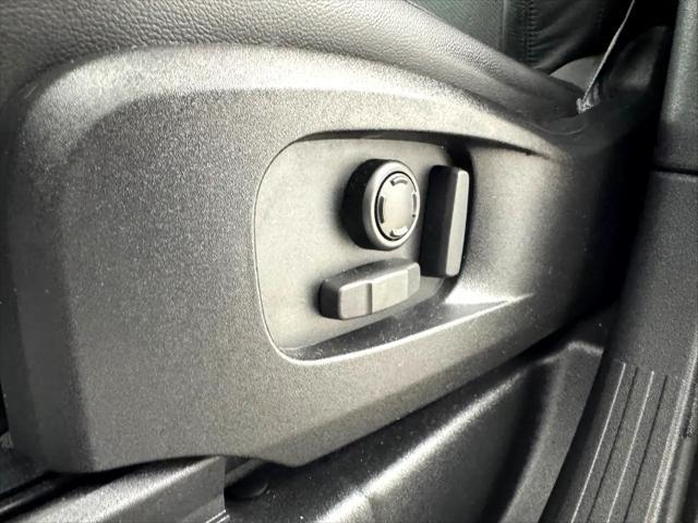 Photo of 2023 White Land Rover Defender