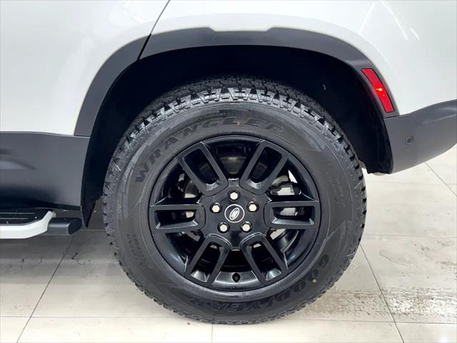 Photo of 2023 White Land Rover Defender