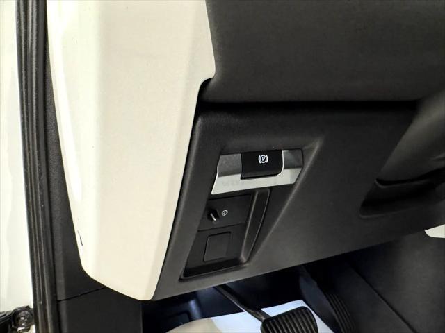 Photo of 2023 White Land Rover Defender