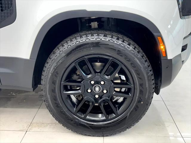 Photo of 2023 White Land Rover Defender