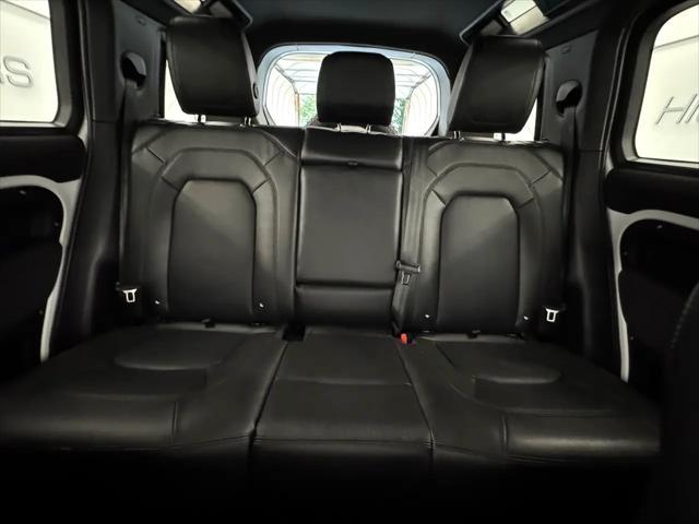 Photo of 2023 White Land Rover Defender