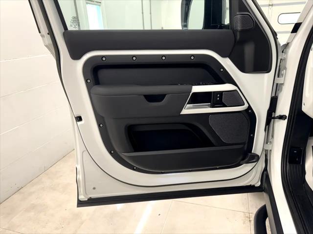 Photo of 2023 White Land Rover Defender