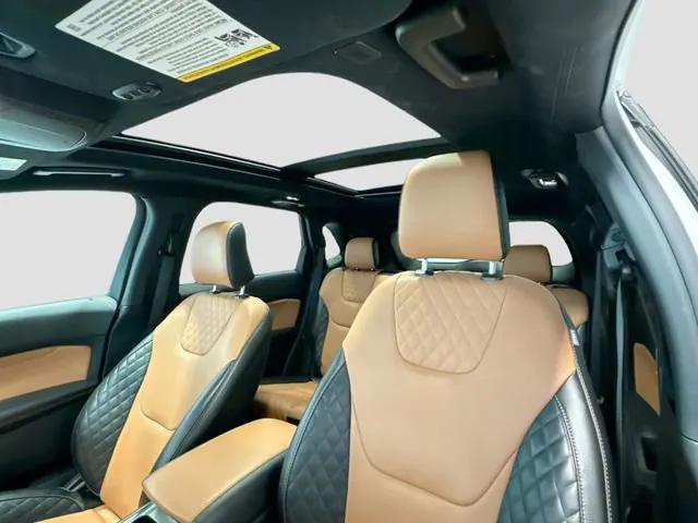 Photo of 2024 Star White Metallic Tri-Coat Ford Edge