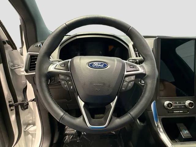 Photo of 2024 Star White Metallic Tri-Coat Ford Edge