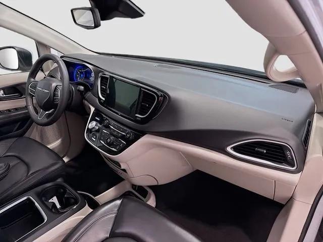 Photo of 2023 Silver Mist Clearcoat Chrysler Pacifica
