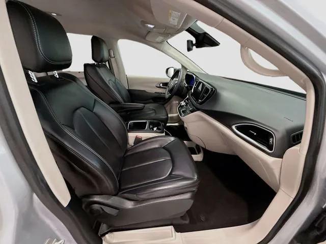 Photo of 2023 Silver Mist Clearcoat Chrysler Pacifica