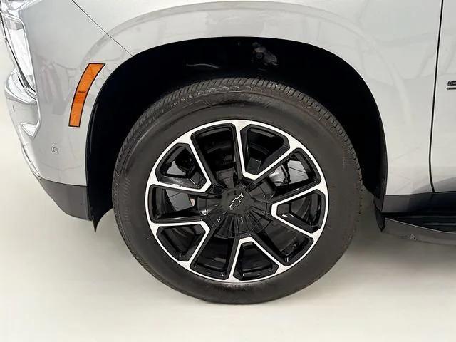 Photo of 2025 Sterling Gray Metallic Chevrolet Suburban