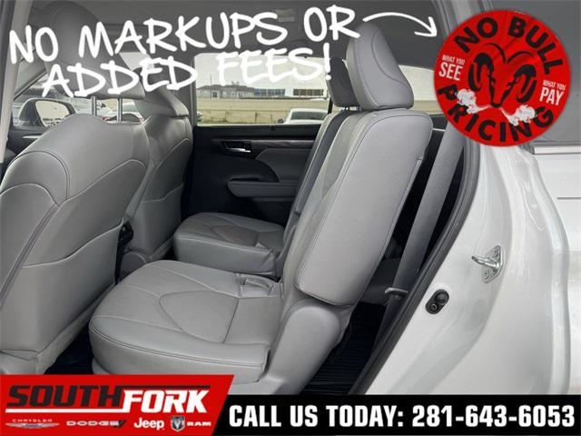 Photo of 2022 Wind Chill Pearl Toyota Highlander